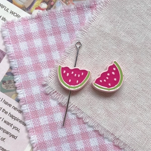 Détail du pendentif pastèque en alliage émaillé rose et vert pour bijoux DIY et accessoires