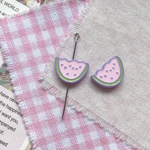 Détail de breloques pastèque en émail rose et vert pour la création de bijoux DIY