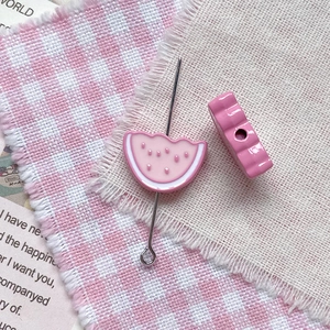 Détail macro de perles pastèque roses en alliage avec tiges en T pour bijoux DIY