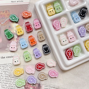 Détail de perles colorées en forme de poisson et de biberon pour bijoux DIY