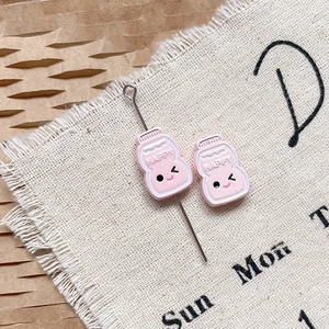 Détail de breloques bouteille de lait rose Happy en alliage pour création de bijoux DIY