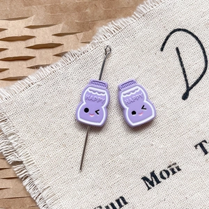 Détail de bouteilles de dessin animé violettes avec texte HAPPY pour la création de bijoux