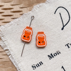 Détail du pendentif émaillé bouteille de lait Happy orange pour bijoux artisanaux DIY