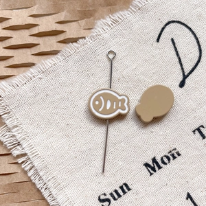 Détail de breloques en forme de poisson en alliage émaillé pour bijoux DIY
