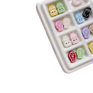 Perles colorées bouteille de lait HAPPY et poisson pour création de bijoux DIY en plateau