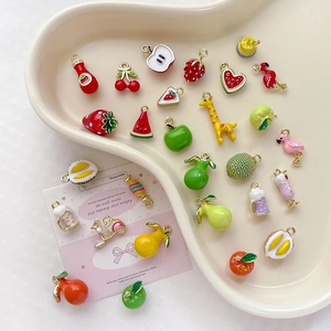 Pendentifs en émail coloré en forme de fruits et animaux pour bijoux DIY sur plateau