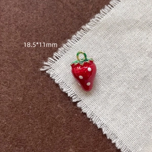 Détail macro du pendentif fraise émaillé rouge pour bracelets DIY, taille 18,5*11mm