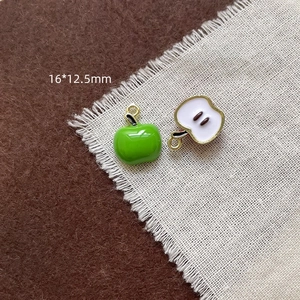 Détail de pendentifs pommes mignonnes vert et blanc pour la création de bijoux