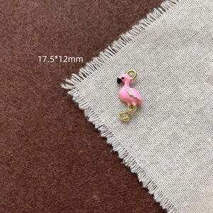 Pendentif flamant rose en émail avec bords dorés et dimensions 17,5x12mm pour bijoux DIY