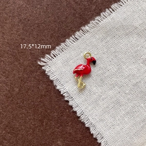 Détail d'un pendentif flamant rouge et doré pour bijoux DIY, dimensions de 17,5x12mm