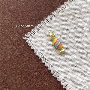 Vue macro d'un pendentif bonbon coloré en émail avec dimensions de 17,5x6mm pour bijoux