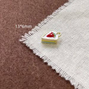 Détail d'un pendentif gâteau à la fraise de 13x6mm pour la création de bijoux