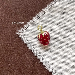 Vue détaillée du pendentif fraise en émail rouge de 16x9mm pour bijoux DIY