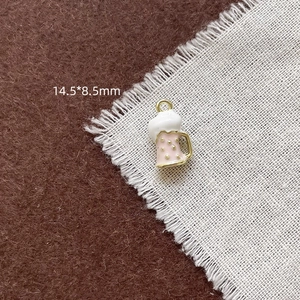 Pendentif chope de bière en émail rose à pois dorés et mousse blanche, taille 14,5x8,5mm