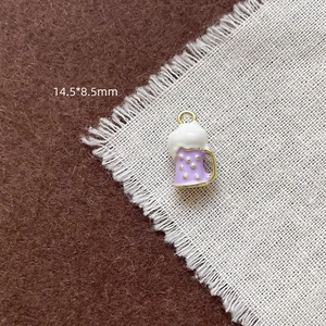 Détail d'un pendentif chope de bière en émail violet 14,5x8,5mm avec dorure et mousse blanche