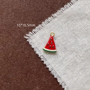 Vue détaillée du pendentif pastèque en alliage 15x10,5mm pour la création de bijoux