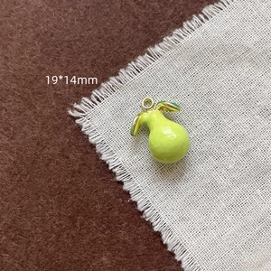 Détail d'un pendentif en forme de poire verte avec fermoir doré, dimension 19x14mm