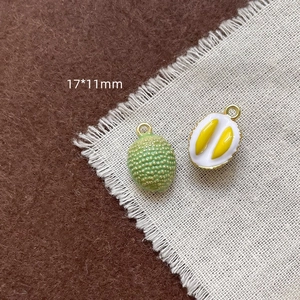 Vue macro de breloques durian détaillées de 17x11mm pour la création de bijoux DIY
