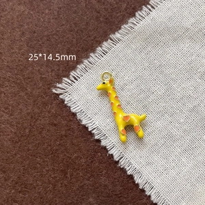 Détail d'une breloque girafe en émail jaune avec des taches orange et dimensions de taille