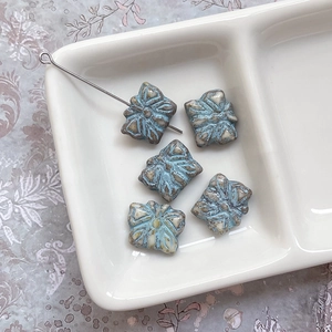 Détails de perles en verre bleues vintage avec relief papillon et bordure dorée peinte