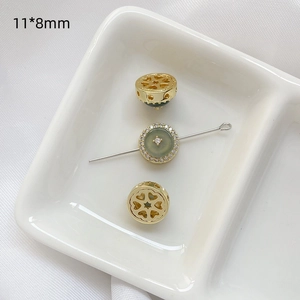 Detalle de cuentas doradas huecas y piedra verde con anillo de circonitas, 11x8mm