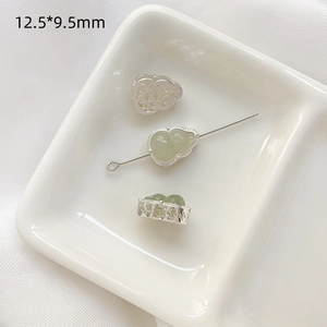 Detalle macro de colgante hulu plateado 12,5x9,5mm con jade incrustado para hacer joyas
