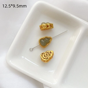 Detalle macro de cuentas de jade y baño de oro 12,5x9,5mm para creación de joyas DIY