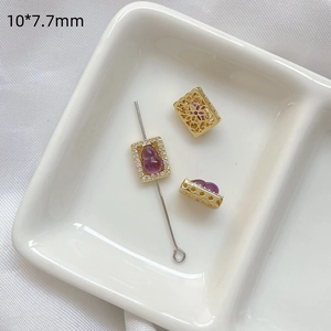 Detalle de cuenta de cristal púrpura de 10*7,7mm con engaste de circonita chapada en oro