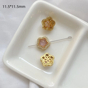 Detalle de colgante de flor dorada de 11,5 mm con piedra rosa y circones brillantes
