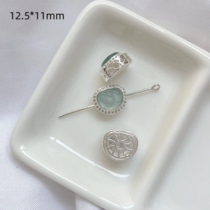 Vista macro del colgante de jade verde 12,5x11mm con base de plata calada para joyas