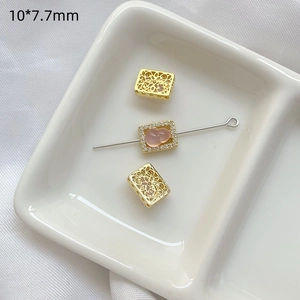 Vista macro de cuentas doradas 10x7,7 mm con jade rosa e incrustación de circón