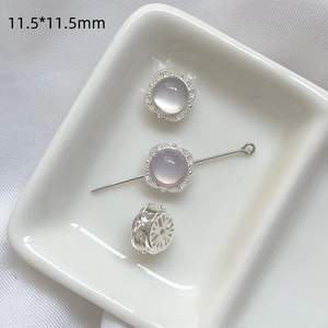 Detalle macro de gema lavanda en engaste floral de plata 11,5mm para joyería DIY