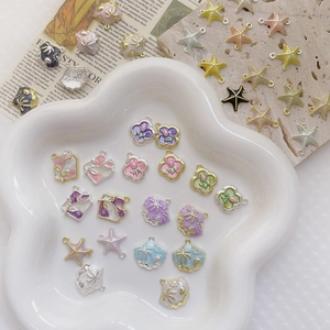 Gros plan de pendentifs émaillés colorés avec motifs coquillages et tulipes pour bijoux