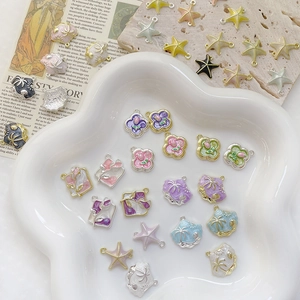 Gros plan de breloques océan d'été avec étoiles de mer et tulipes pour bijoux DIY