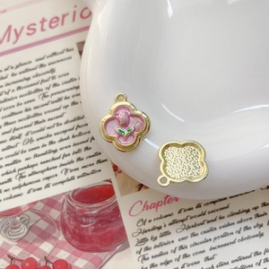 Vue détaillée des breloques tulipes en émail rose avec envers doré texturé pour bijoux