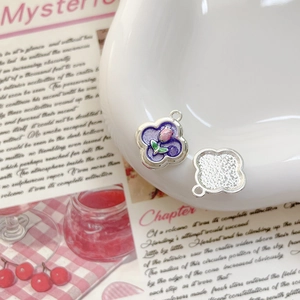 Détail d'un pendentif trèfle tulipe avec émail violet et texture argentée satinée