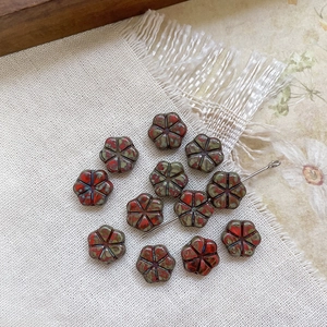 Vue macro de perles en verre en forme de fleur de style Picasso pour bijoux artisanaux