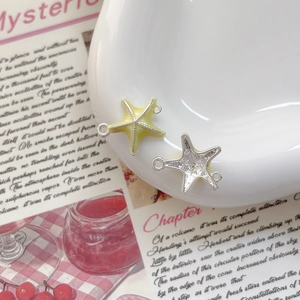 Vue macro de pendentifs étoile de mer en émail jaune pour la création de bijoux DIY