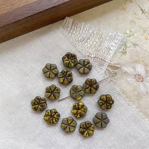 Gros plan de perles de fleurs en verre tchèque avec finition Picasso pour bijoux DIY