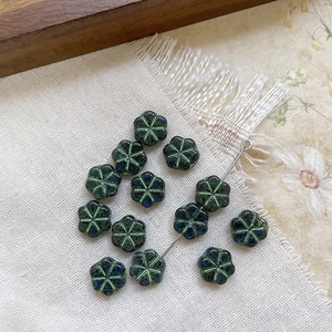 Gros plan de perles fleurs en verre tchèque bleu foncé pour bijoux vintage DIY