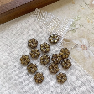 Macro de perles fleurs en verre tchèque au fini antique avec des bords dorés vintage