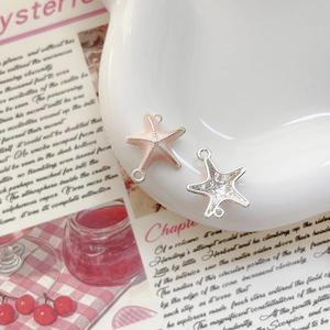 Pendentifs étoile de mer roses pour bijoux DIY présentés sur une assiette blanche