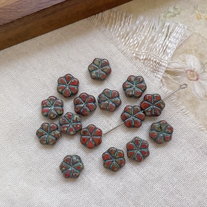 Détail de perles en verre tchèque en forme de fleur avec finition Picasso sur lin