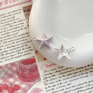 Détail du pendentif étoile de mer avec émail violet et revers en argent texturé