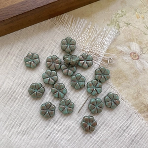 Détail macro de perles fleurs en verre tchèque vintage avec finition Picasso pour bijoux