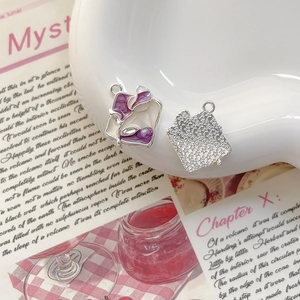 Vue détaillée des pendentifs tulipe en émail violet et texture étoilée sur alliage argent