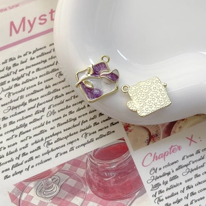 Détails du pendentif fleur en émail avec motif d'étoile dorée sur le revers en métal