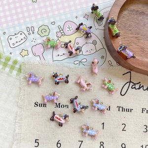 Handgefertigte Emaille-Dackelanhaenger in verschiedenen Farben fuer DIY-Schmuck