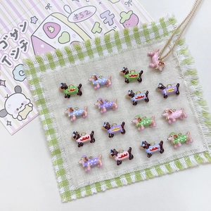 Bunte Dackel-Anhänger aus Legierung mit gepunkteten Pullovern für DIY-Schmuck