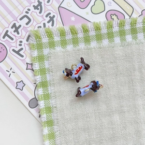 Detail von Dackel-Emaille-Anhängern mit blauem Pullover für DIY-Schmuckherstellung